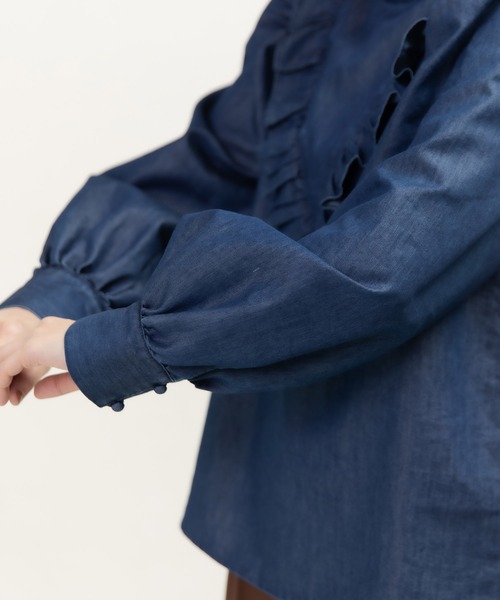 Dot&Stripes CHILD WOMAN(ドットアンドストライプス チャイルドウーマン)の「TCライトオンスデニム Vフリルブラウス(シャツ/ブラウス・レディース・サックスブルー/ブルー・FREE)」の11枚目の写真