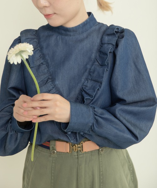 Dot&Stripes CHILD WOMAN(ドットアンドストライプス チャイルドウーマン)の「TCライトオンスデニム Vフリルブラウス(シャツ/ブラウス・レディース・サックスブルー/ブルー・FREE)」の6枚目の写真