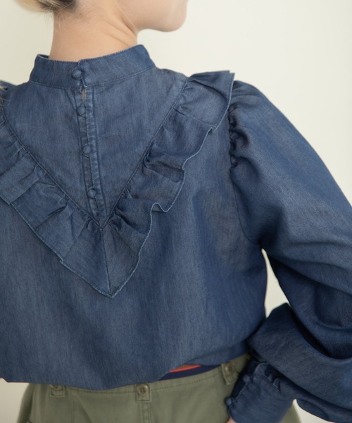Dot&Stripes CHILD WOMAN(ドットアンドストライプス チャイルドウーマン)の「TCライトオンスデニム Vフリルブラウス(シャツ/ブラウス・レディース・サックスブルー/ブルー・FREE)」の5枚目の写真