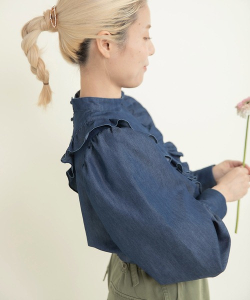 Dot&Stripes CHILD WOMAN(ドットアンドストライプス チャイルドウーマン)の「TCライトオンスデニム Vフリルブラウス(シャツ/ブラウス・レディース・サックスブルー/ブルー・FREE)」の4枚目の写真