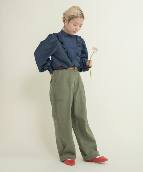 Dot&Stripes CHILD WOMAN(ドットアンドストライプス チャイルドウーマン)の「TCライトオンスデニム Vフリルブラウス(シャツ/ブラウス・レディース・サックスブルー/ブルー・FREE)」の7枚目の写真