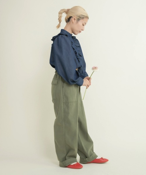 Dot&Stripes CHILD WOMAN(ドットアンドストライプス チャイルドウーマン)の「TCライトオンスデニム Vフリルブラウス(シャツ/ブラウス・レディース・サックスブルー/ブルー・FREE)」の8枚目の写真