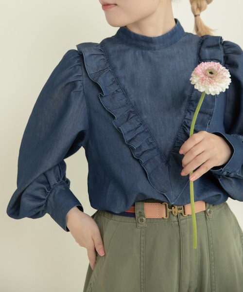 Dot&Stripes CHILD WOMAN(ドットアンドストライプス チャイルドウーマン)の「TCライトオンスデニム Vフリルブラウス(シャツ/ブラウス・レディース・サックスブルー/ブルー・FREE)」の3枚目の写真