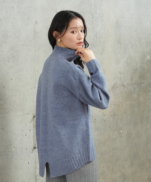 TRUDEA(トルディア)の「ミルドライクハイネックニット(ニット/セーター・レディース・アイボリー/ブルー/チャコールグレー/ピンク・MEDIUM)」の7枚目の写真