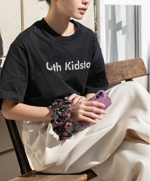 Cath Kidston(キャスキッドソン)の「ハンドストラップ Icon Floral(スマホグッズ・レディース・ブラック・FREE)」の2枚目の写真