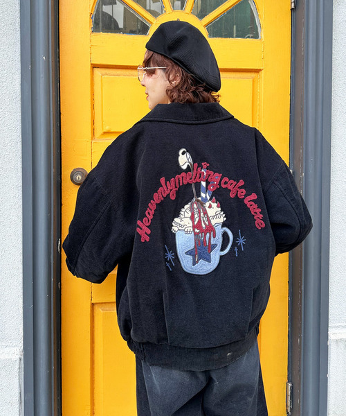 DOUBLE NAME(ダブルネーム)の「フロックツイル Dino CAFE BACK刺しゅうブルゾン(ブルゾン・レディース・ブラウン/ネイビー・FREE)」の1枚目の写真