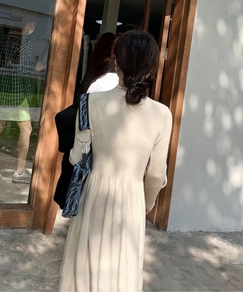 Forcement(フォースメント)の「上品さとトレンドを兼ね備えたニットワンピース(ワンピース・レディース・ブラック/ベージュ・FREE)」の9枚目の写真