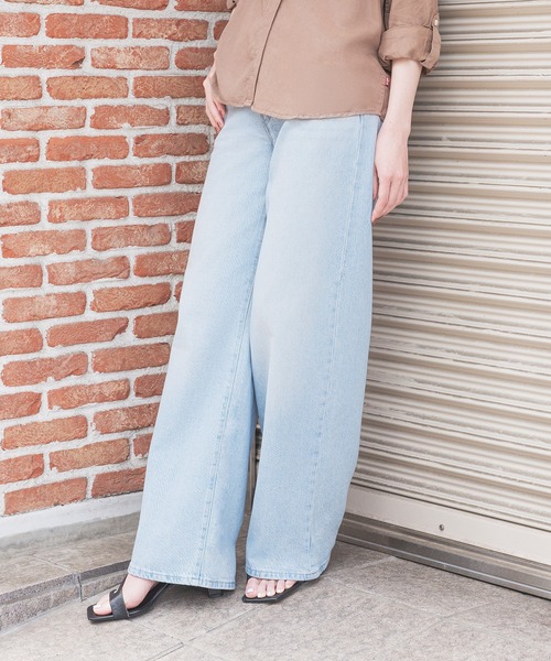 Levi's(リーバイス)の「Levi's/リーバイス CINCH WIDE LEG ジーンズ(デニムパンツ・レディース・ライトインディゴブルー/ライトブルー/ブラック/ブルー・26inch/25inch/24inch/23inch/28inch/27inch)」の2枚目の写真