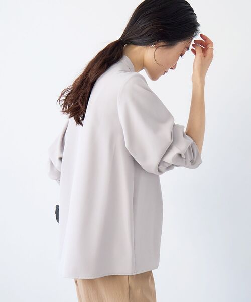 le.coeur blanc(ルクールブラン)の「フルダルヘムタックプルオーバー(シャツ/ブラウス・レディース・グレイッシュベージュ/ネイビー・38)」の9枚目の写真
