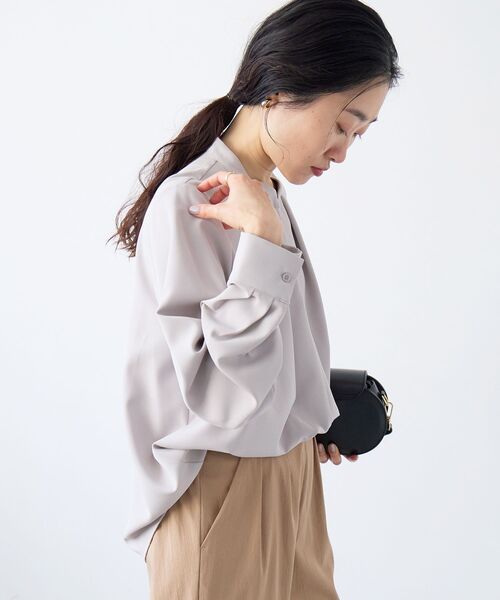 le.coeur blanc(ルクールブラン)の「フルダルヘムタックプルオーバー(シャツ/ブラウス・レディース・グレイッシュベージュ/ネイビー・38)」の11枚目の写真