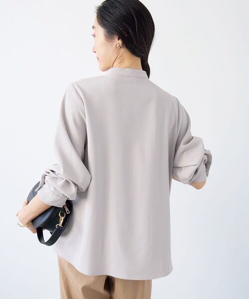 le.coeur blanc(ルクールブラン)の「フルダルヘムタックプルオーバー(シャツ/ブラウス・レディース・グレイッシュベージュ/ネイビー・38)」の12枚目の写真