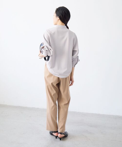 le.coeur blanc(ルクールブラン)の「フルダルヘムタックプルオーバー(シャツ/ブラウス・レディース・グレイッシュベージュ/ネイビー・38)」の16枚目の写真