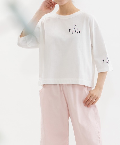 nop de nod(ノップドゥノッド)の「USコットンフラワー刺繍5分袖Tシャツ(Tシャツ/カットソー・レディース・オフホワイト/ライトピンク/ブラック・3)」の3枚目の写真