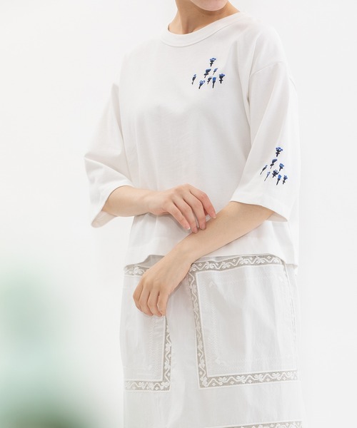 nop de nod(ノップドゥノッド)の「USコットンフラワー刺繍5分袖Tシャツ(Tシャツ/カットソー・レディース・オフホワイト/ライトピンク/ブラック・3)」の2枚目の写真