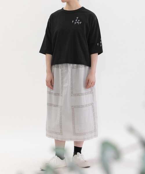 nop de nod(ノップドゥノッド)の「USコットンフラワー刺繍5分袖Tシャツ(Tシャツ/カットソー・レディース・オフホワイト/ライトピンク/ブラック・3)」の4枚目の写真