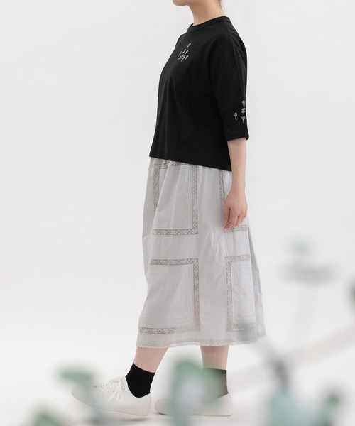 nop de nod(ノップドゥノッド)の「USコットンフラワー刺繍5分袖Tシャツ(Tシャツ/カットソー・レディース・オフホワイト/ライトピンク/ブラック・3)」の5枚目の写真