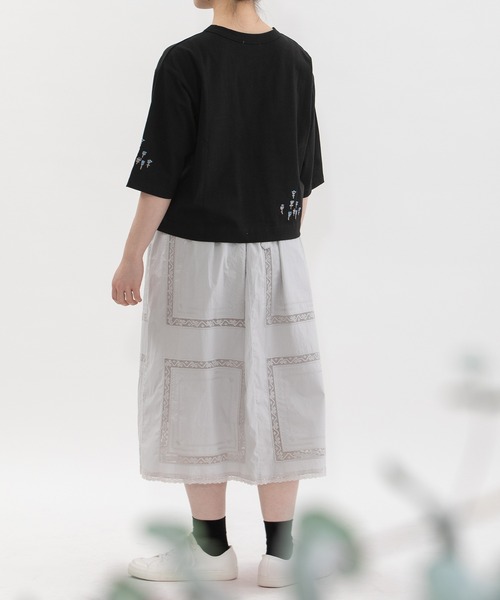 nop de nod(ノップドゥノッド)の「USコットンフラワー刺繍5分袖Tシャツ(Tシャツ/カットソー・レディース・オフホワイト/ライトピンク/ブラック・3)」の6枚目の写真