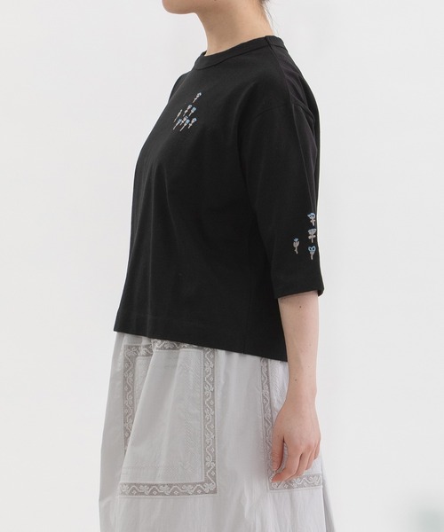 nop de nod(ノップドゥノッド)の「USコットンフラワー刺繍5分袖Tシャツ(Tシャツ/カットソー・レディース・オフホワイト/ライトピンク/ブラック・3)」の7枚目の写真