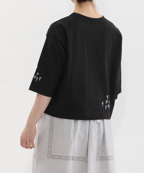 nop de nod(ノップドゥノッド)の「USコットンフラワー刺繍5分袖Tシャツ(Tシャツ/カットソー・レディース・オフホワイト/ライトピンク/ブラック・3)」の8枚目の写真