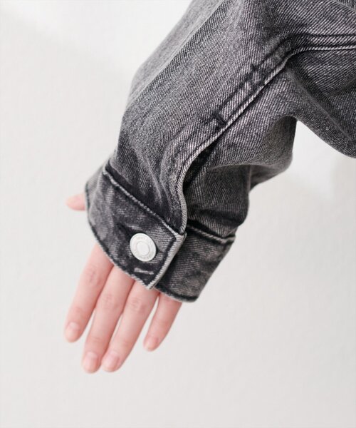 natural couture(ナチュラルクチュール)の「ショートデニムジャケット(デニムジャケット・レディース・ブラック/ブルー/サックスブルー・FREE)」の13枚目の写真