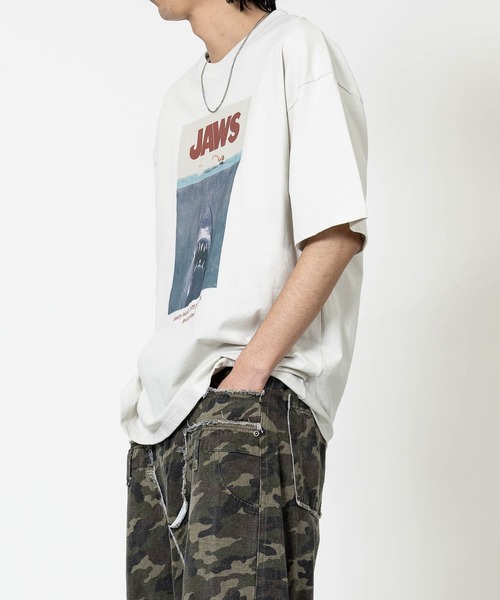 JOHN'S CLOSET（ジョンズクローゼット）の「【15】〔JAWS/ジョーズ〕ポスタープリント ユーズドライク半袖Tシャツ（Tシャツ/カットソー・メンズ・ブラック系1/ホワイト系2/ホワイト系1/ブラック系2・X-LARGE/LARGE/MEDIUM）」の9枚目の写真