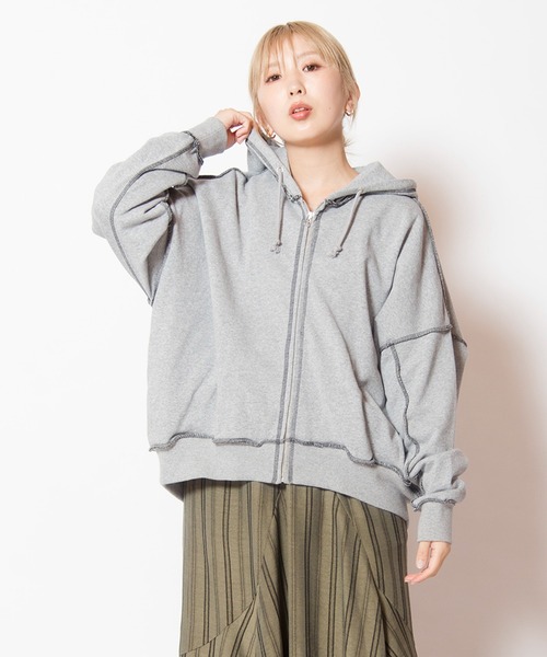 OSMOSIS（オズモーシス）の「バックツイストパーカ（Tシャツ/カットソー・レディース・ブラック/ライトベージュ/ブルー/グレー・ONE SIZE）」の2枚目の写真