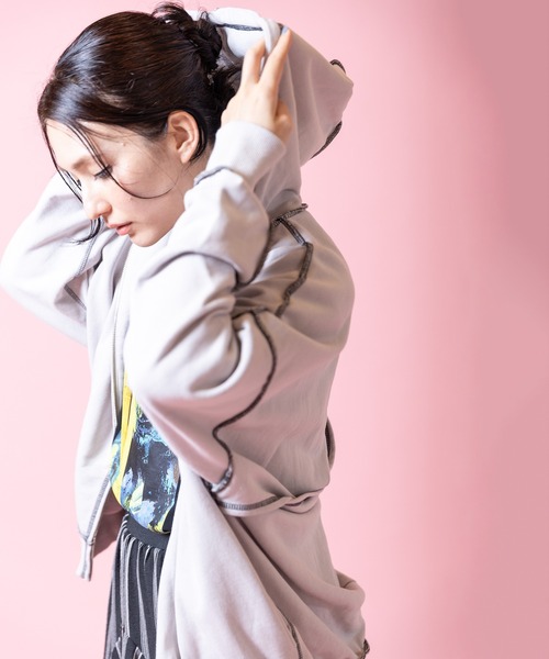 OSMOSIS（オズモーシス）の「バックツイストパーカ（Tシャツ/カットソー・レディース・ブラック/ライトベージュ/ブルー/グレー・ONE SIZE）」の7枚目の写真