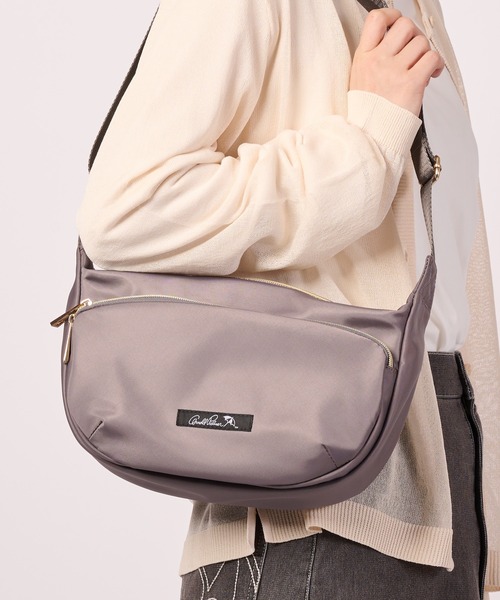 Arnold Palmer（アーノルドパーマー）の「ポリエステル ラウンド ショルダーバッグ（ショルダーバッグ・レディース・チャコールグレー/グレイッシュベージュ/ブラック・F）」の5枚目の写真