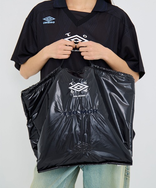 TOGA PULLA(トーガ プルラ)の「【TOGA TOO/トーガトゥー】Tote bag UMBRO SP/アンブロコラボレーション/トートバッグ(トートバッグ・レディース・ブラック・FREE)」の1枚目の写真