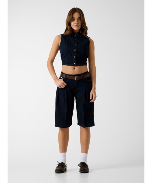GUESS JEANS(ゲスジーンズ)の「GUESS JEANS Pleated Bermuda デニムパンツ ハーフパンツ (デニムパンツ・レディース・ダークインディゴブルー・25inch/24inch/26inch)」の4枚目の写真