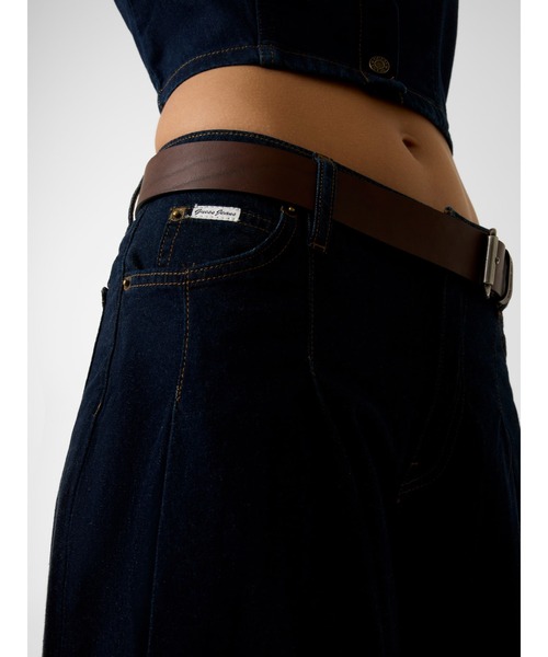 GUESS JEANS(ゲスジーンズ)の「GUESS JEANS Pleated Bermuda デニムパンツ ハーフパンツ (デニムパンツ・レディース・ダークインディゴブルー・25inch/24inch/26inch)」の3枚目の写真