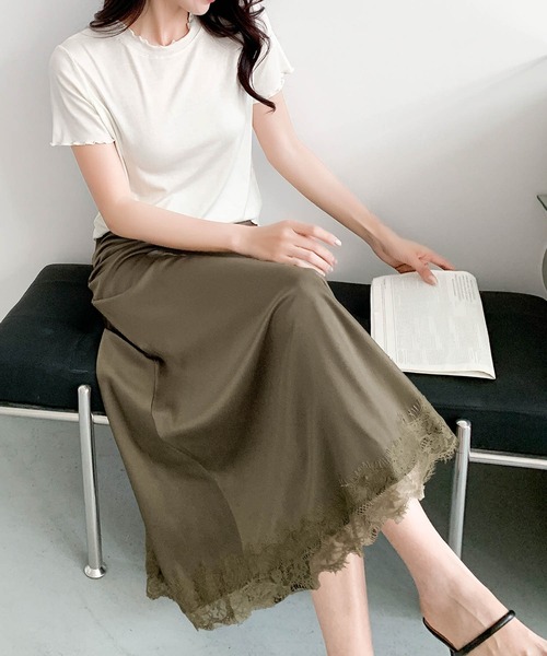 LOWO（ロワ）の「【M～2Lサイズ展開】裾レースサテンマーメイドロングスカート（スカート・レディース・ホワイト/カーキ/ブラウン/ブラック・M/L/2L）」の4枚目の写真