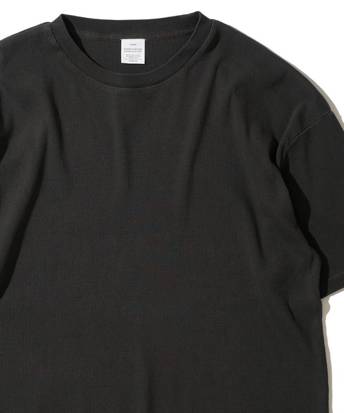 ADPOSION(アドポーション)の「【SEABEES/シービーズ】ピグメントテレコクルーネックTシャツ(Tシャツ/カットソー・メンズ・ブラック/アイボリー/カーキ・MEDIUM/LARGE)」の1枚目の写真