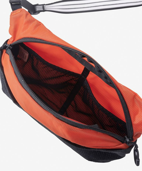 THE NORTH FACE(ザノースフェイス)の「THE NORTH FACE / ザ ノースフェイス Factor ファクター 3L(ショルダーバッグ・メンズ・オレンジ/スミクロ・FREE)」の4枚目の写真