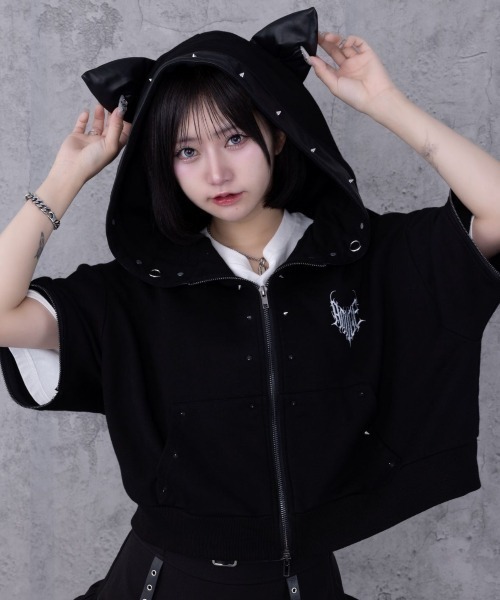 Amilige(アミリージュ)の「猫耳袖ZIPショート丈パーカー(パーカー・レディース・ホワイト/ブラック・FREE)」の20枚目の写真