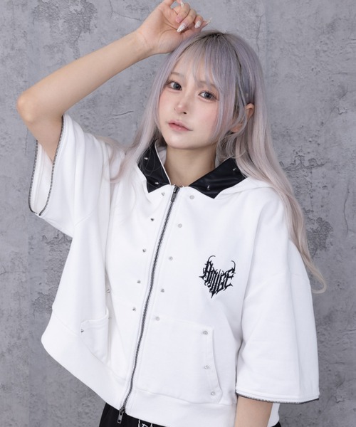 Amilige(アミリージュ)の「猫耳袖ZIPショート丈パーカー(パーカー・レディース・ホワイト/ブラック・FREE)」の15枚目の写真