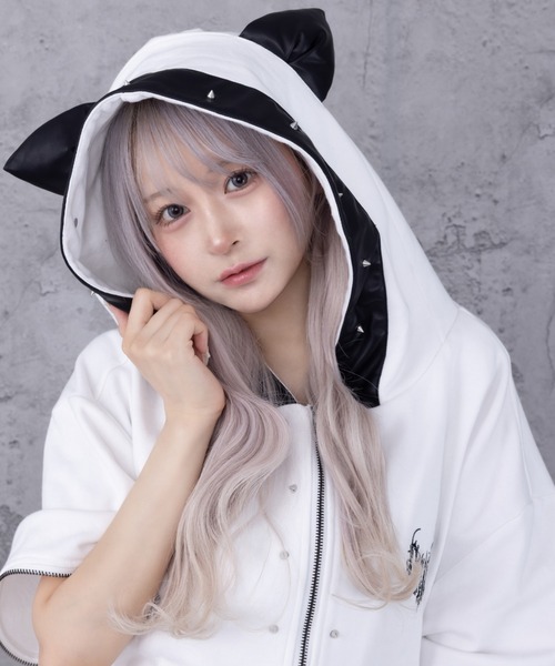 Amilige(アミリージュ)の「猫耳袖ZIPショート丈パーカー(パーカー・レディース・ホワイト/ブラック・FREE)」の14枚目の写真