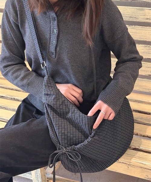 UNDERSTATEMENTs(アンダーステイトメント)の「【ユニセックス】チェックギャザーショルダーバッグ(ショルダーバッグ・メンズ・ネイビー/レッド/グリーン/グレー・FREE)」の11枚目の写真