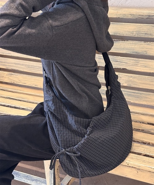UNDERSTATEMENTs(アンダーステイトメント)の「【ユニセックス】チェックギャザーショルダーバッグ(ショルダーバッグ・メンズ・ネイビー/レッド/グリーン/グレー・FREE)」の16枚目の写真