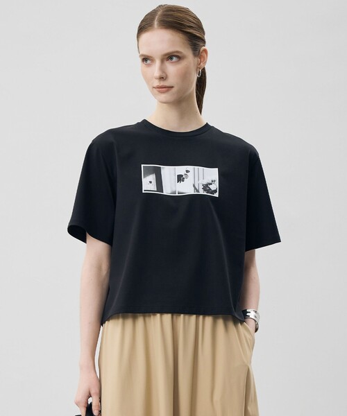 ICB(アイシービー)の「クロップド ロゴTEE(フォトプリント)(Tシャツ/カットソー・レディース・ブラック系/アイボリー系・MEDIUM/X-SMALL/SMALL)」の1枚目の写真