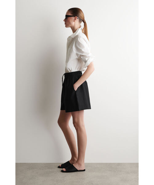 COS（コス）の「ギャザーウエスト ショーツ（その他パンツ・レディース・ピンク/ブラック・XS/M/L/S）」の9枚目の写真