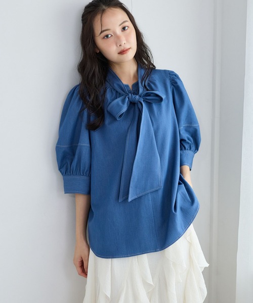 mysty woman(ミスティウーマン)の「リボンタイテンセル風デニムシャツ 1055381(シャツ/ブラウス・レディース・ライトブルー/インディゴブルー・FREE)」の1枚目の写真