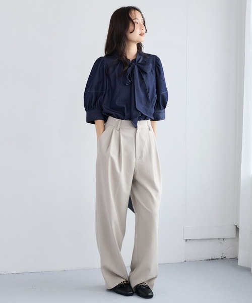 mysty woman(ミスティウーマン)の「リボンタイテンセル風デニムシャツ 1055381(シャツ/ブラウス・レディース・ライトブルー/インディゴブルー・FREE)」の4枚目の写真