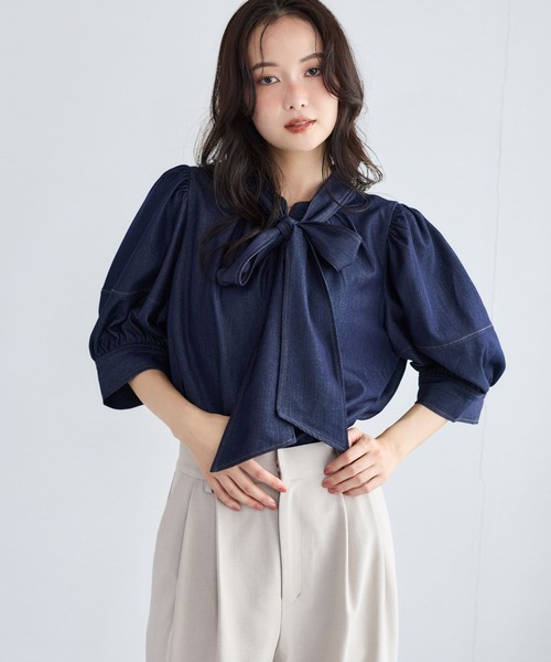 mysty woman(ミスティウーマン)の「リボンタイテンセル風デニムシャツ 1055381(シャツ/ブラウス・レディース・ライトブルー/インディゴブルー・FREE)」の6枚目の写真