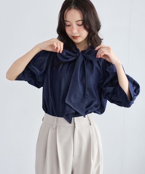 mysty woman(ミスティウーマン)の「リボンタイテンセル風デニムシャツ 1055381(シャツ/ブラウス・レディース・ライトブルー/インディゴブルー・FREE)」の7枚目の写真