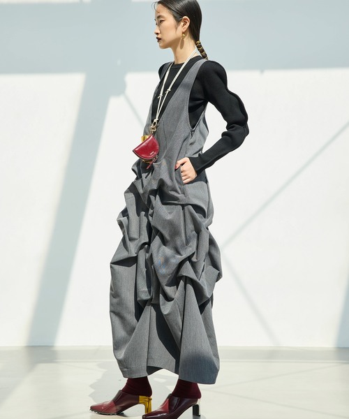 OMMO(オーエムエムオー)の「TUCK DRAPE OP(ワンピース・レディース・ブラック/グレー・38/36)」の4枚目の写真