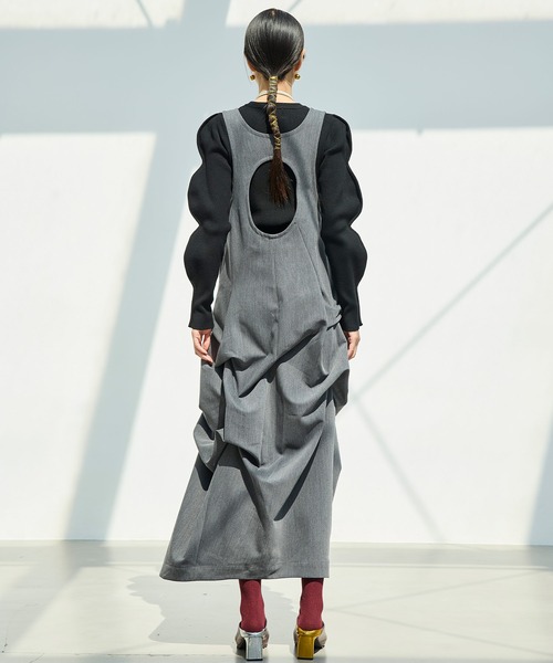 OMMO(オーエムエムオー)の「TUCK DRAPE OP(ワンピース・レディース・ブラック/グレー・38/36)」の5枚目の写真