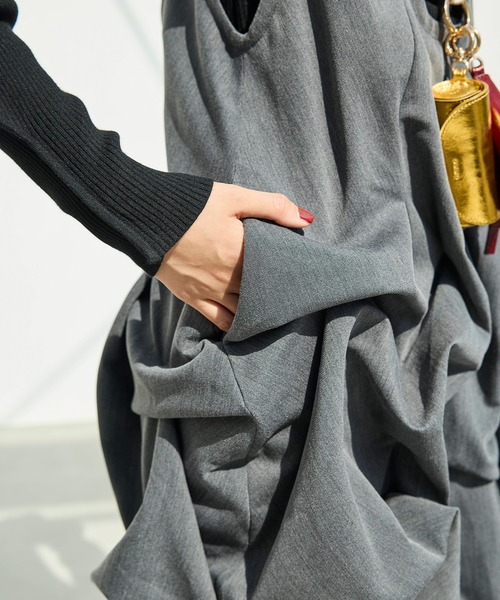 OMMO(オーエムエムオー)の「TUCK DRAPE OP(ワンピース・レディース・ブラック/グレー・38/36)」の9枚目の写真