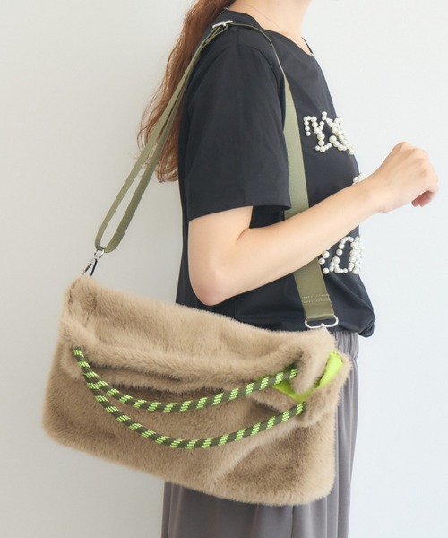 KATHARINE ROSS(キャサリンロス)の「パラコードハンドル×フェイクファー 2WAYバッグ WEB限定(トートバッグ・レディース・チャコールグレー/ベージュ/キャメル・FREE)」の2枚目の写真
