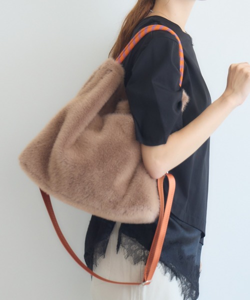 KATHARINE ROSS(キャサリンロス)の「パラコードハンドル×フェイクファー 2WAYバッグ WEB限定(トートバッグ・レディース・チャコールグレー/ベージュ/キャメル・FREE)」の3枚目の写真